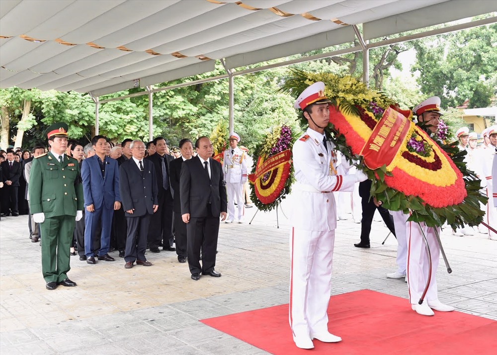 Đoàn Chính phủ Nước CHXHCN Việt Nam do đồng chí Nguyễn Xuân Phúc, Ủy viên Bộ Chính trị, Thủ tướng Chính phủ làm trưởng đoàn vào viếng đồng chí Chủ tịch Nước Trần Đại Quang. Vòng hoa của Đoàn Chính phủ Nước CHXHCN Việt Nam có dòng chữ