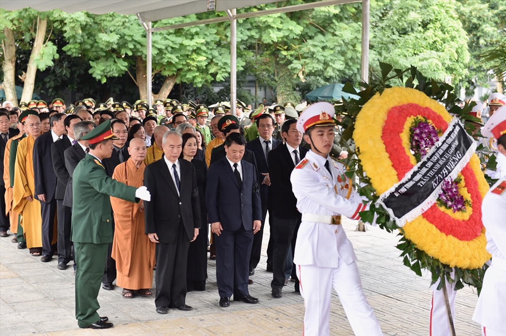 Đoàn Ủy ban Trung ương MTTQ Việt Nam do đồng chí Hầu A Lềnh, Ủy viên Trung ương Đảng, Phó Chủ tịch, Tổng Thư ký Ủy ban Trung ương MTTQ Việt Nam làm trưởng đoàn vào viếng Chủ tịch Nước Trần Đại Quang.