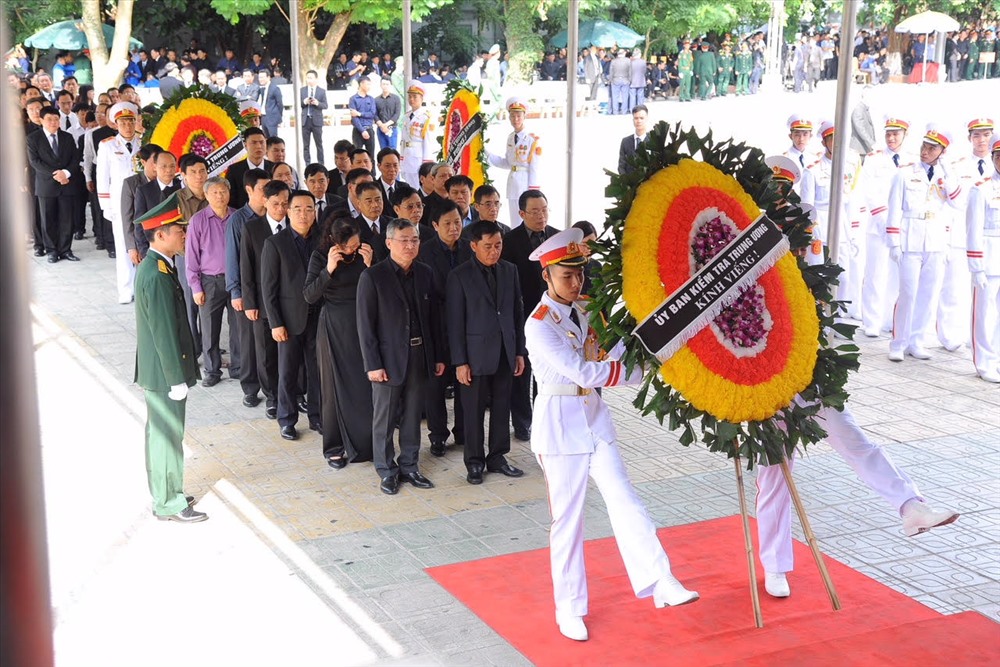 Đoàn Ủy Ban Kiểm tra Trung ương do Bí thư Trung ương Đảng, Chủ nhiệm Ủy ban Kiểm tra Trung ương Trần Cẩm Tú làm trưởng đoàn vào viếng Chủ tịch Nước Trần Đại Quang.