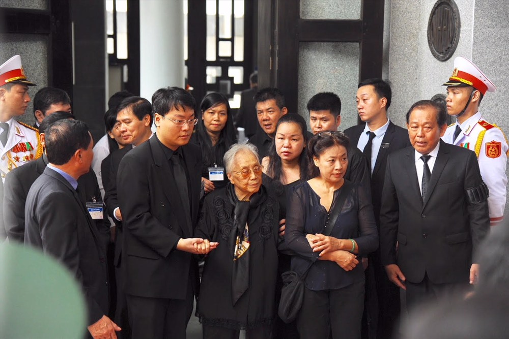 Nguyên Phó Chủ tịch Nước Nguyễn Thị Bình đến viếng Chủ tịch Nước Trần Đại Quang.