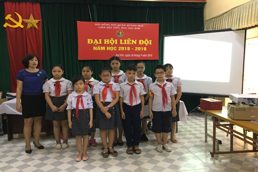 Cô giáo Nguyễn Thị Bạch Trà- Hiệu phó nhà trường lên phát biểu và định hướng cho BCH Liên đội mới.