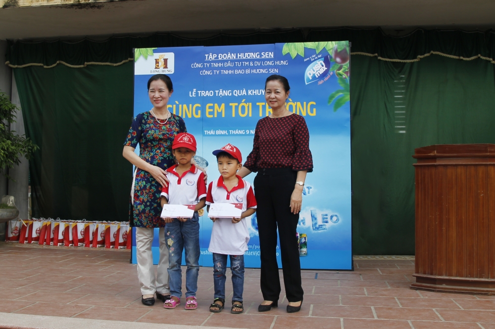 Hai suất học bổng dành cho hai em học sinh có hoàn cảnh đặc biệt khó khăn tại trường Tiểu học Việt Thuận
