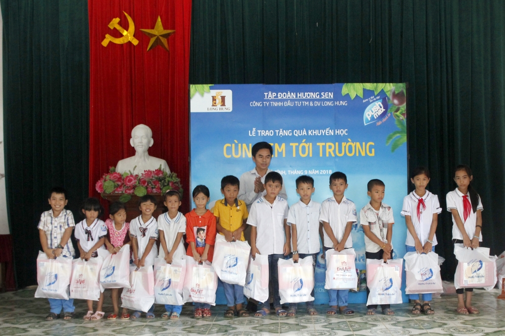 Phó chủ tịch UBND xã Cẩm Trung, Hà Tĩnh trao quà cho các em nhỏ