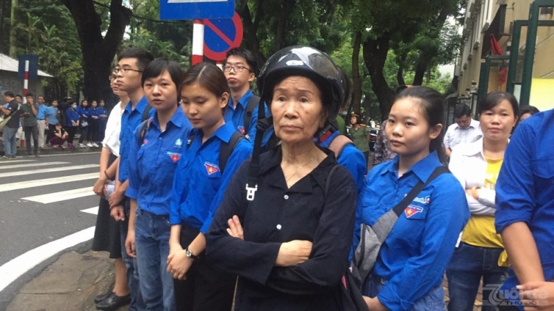 Lực lượng đoàn viên thanh niên Hà Nội có mặt tại Nhà tang lễ để hướng dẫn người dân.