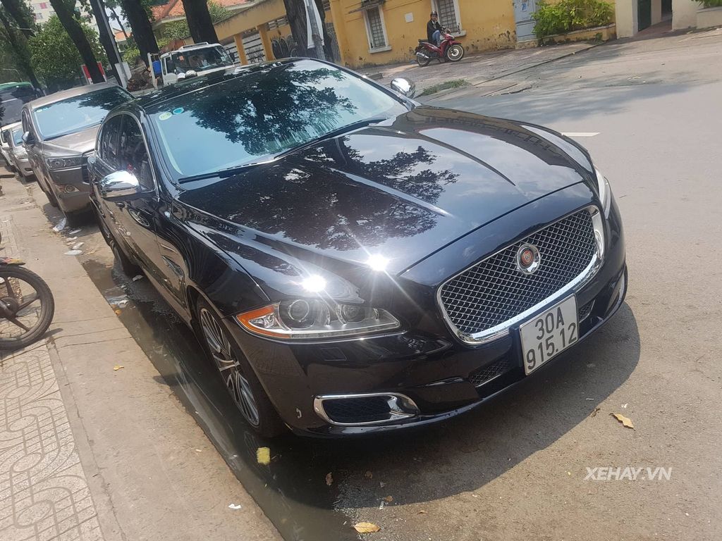 Jaguar XJ Ultimate độc nhất Việt Nam nổi bật trên đường phố Sài Gòn