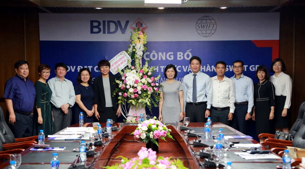 Bà Lê Diệu Hồng, Đại diện Tổ chức Swift tại Việt Nam chúc mừng BIDV đạt chuẩn và chính thức vận hành SWIFT gpi