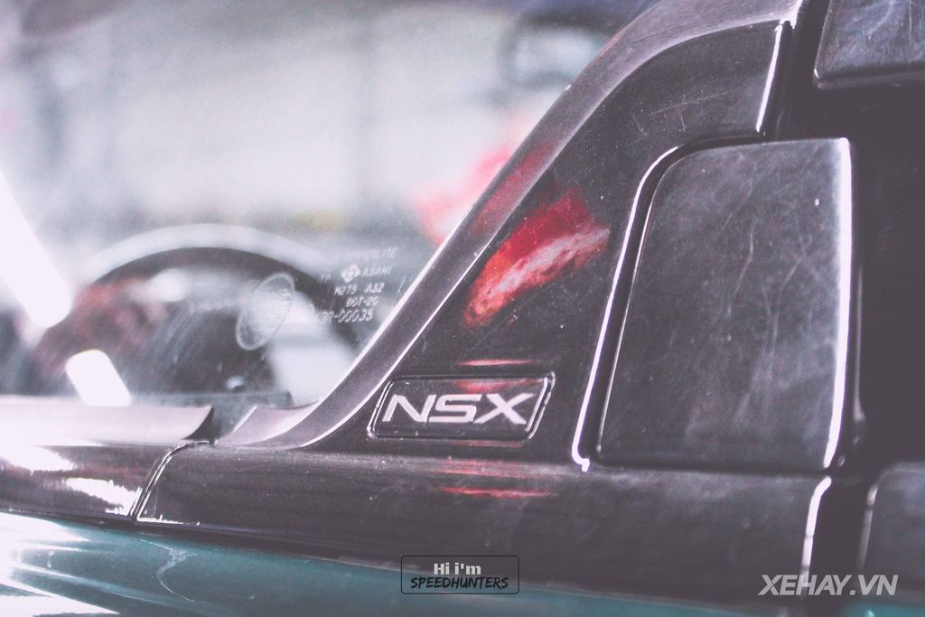 Logo NSX trên trụ B của xe