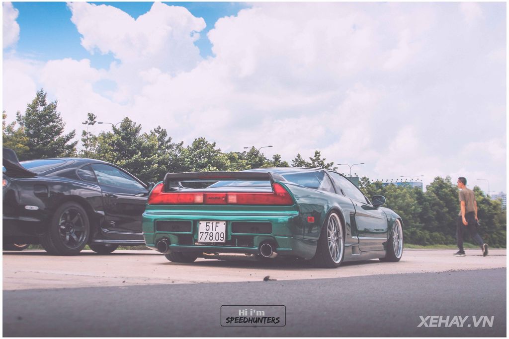  Đuôi xe nổi bật với cụm ống xả kép hình tròn to bản đã được độ lại âm thanh cùng với bộ cánh gió lớn