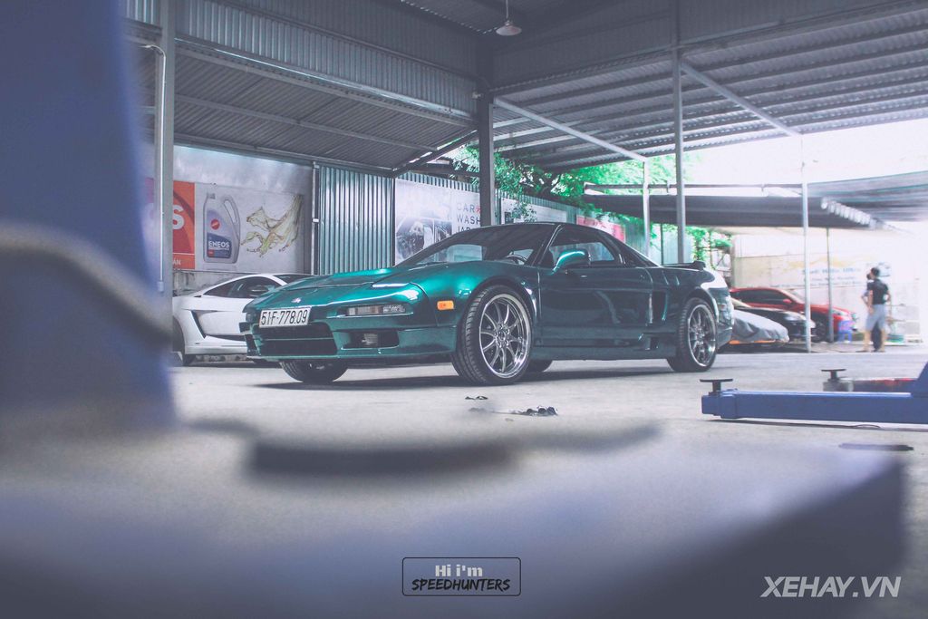 Acura NSX là chiếc xe thương mại đầu tiên trên thế giới có kết cấu thân xe bằng nhôm, mang lại độ cứng tốt hơn 50% và nhẹ hơn 40% so với vật liệu thép thông thường