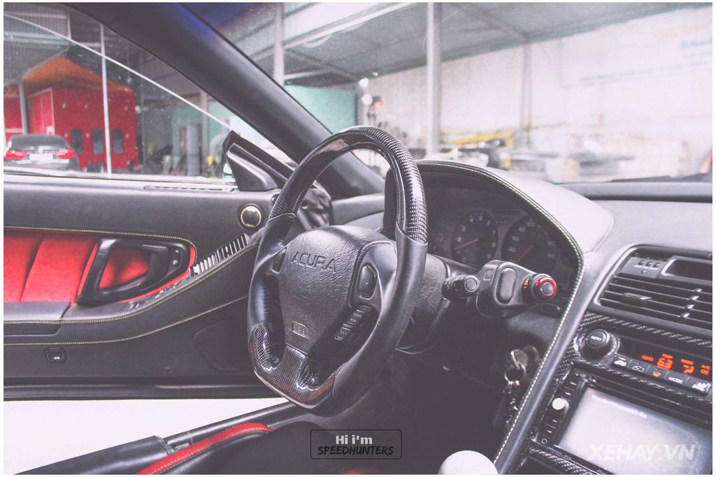 Cận cảnh vô-lăng bọc da 3 chấu pha carbon đậm chất thể thao của Honda/Acura NSX 1991