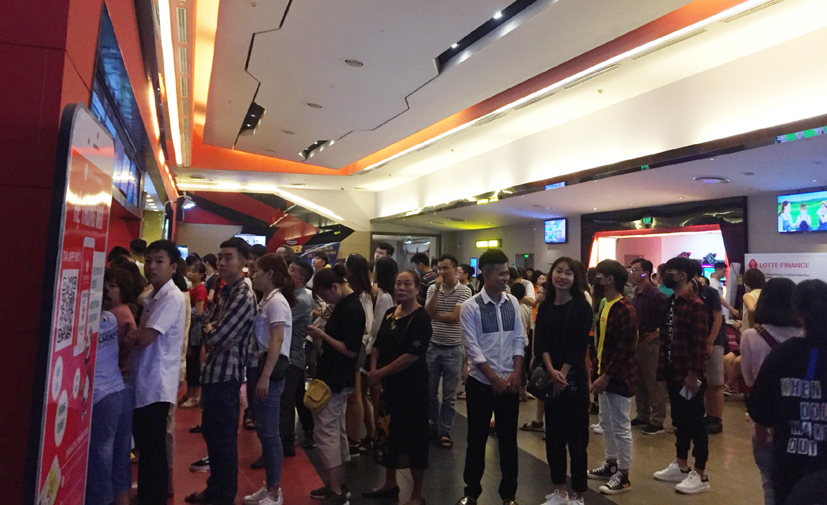 Người dân xếp hàng dài đợi mua vé xem phim. Ai cũng tranh thủ tận hưởng ngày nghỉ lễ Quốc khánh trước khi quay trở lại với công việc
