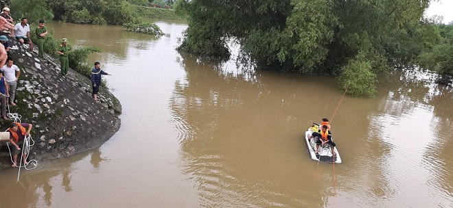 Hiện lực lượng chức năng vẫn đang nỗ lực tìm kiếm lái xe Phùng Duy Năm.