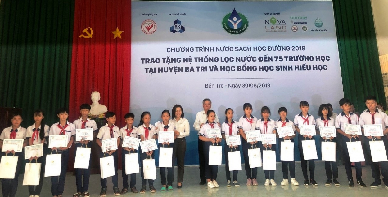 Tập đoàn Novaland cũng đã trao tặng hàng trăm suất học bổng, quà tặng đến học sinh – sinh viên hiếu học có hoàn cảnh khó khăn tại nhiều tỉnh thành trên cả nước