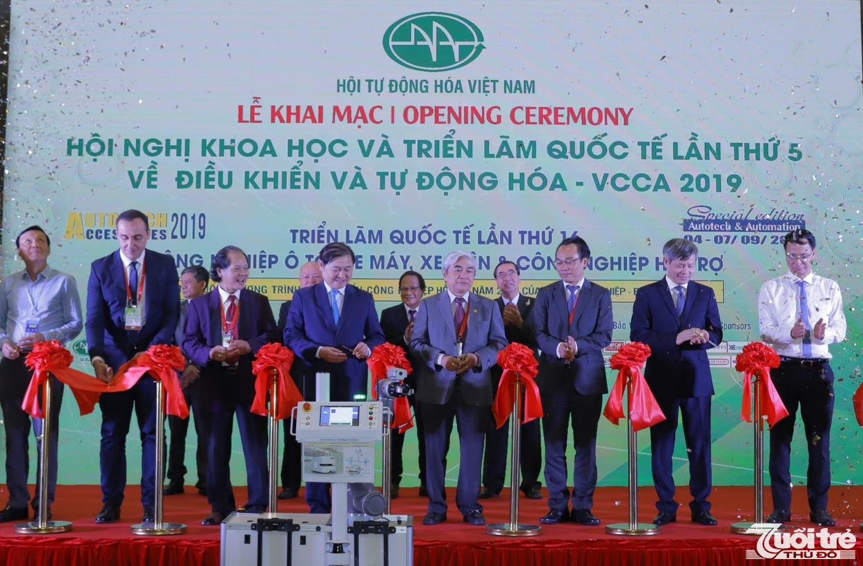 Lễ cắt băng khai mạc Hội nghị khoa học và Triển lãm quốc tế lần thứ 5 về Điều khiển và Tự động hóa