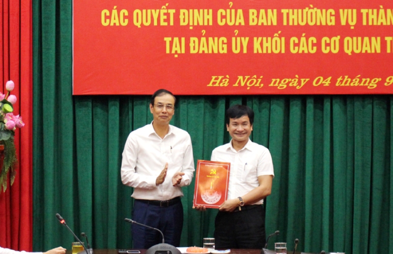 Phó Bí thư Thành ủy Đào Đức Toàn trao Quyết định cho đồng chí Nguyễn Doãn Hoàn