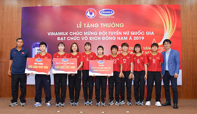 Vinamilk trao thưởng chúc mừng Đội tuyển bóng đá nữ quốc gia vô địch Đông Nam Á 2019