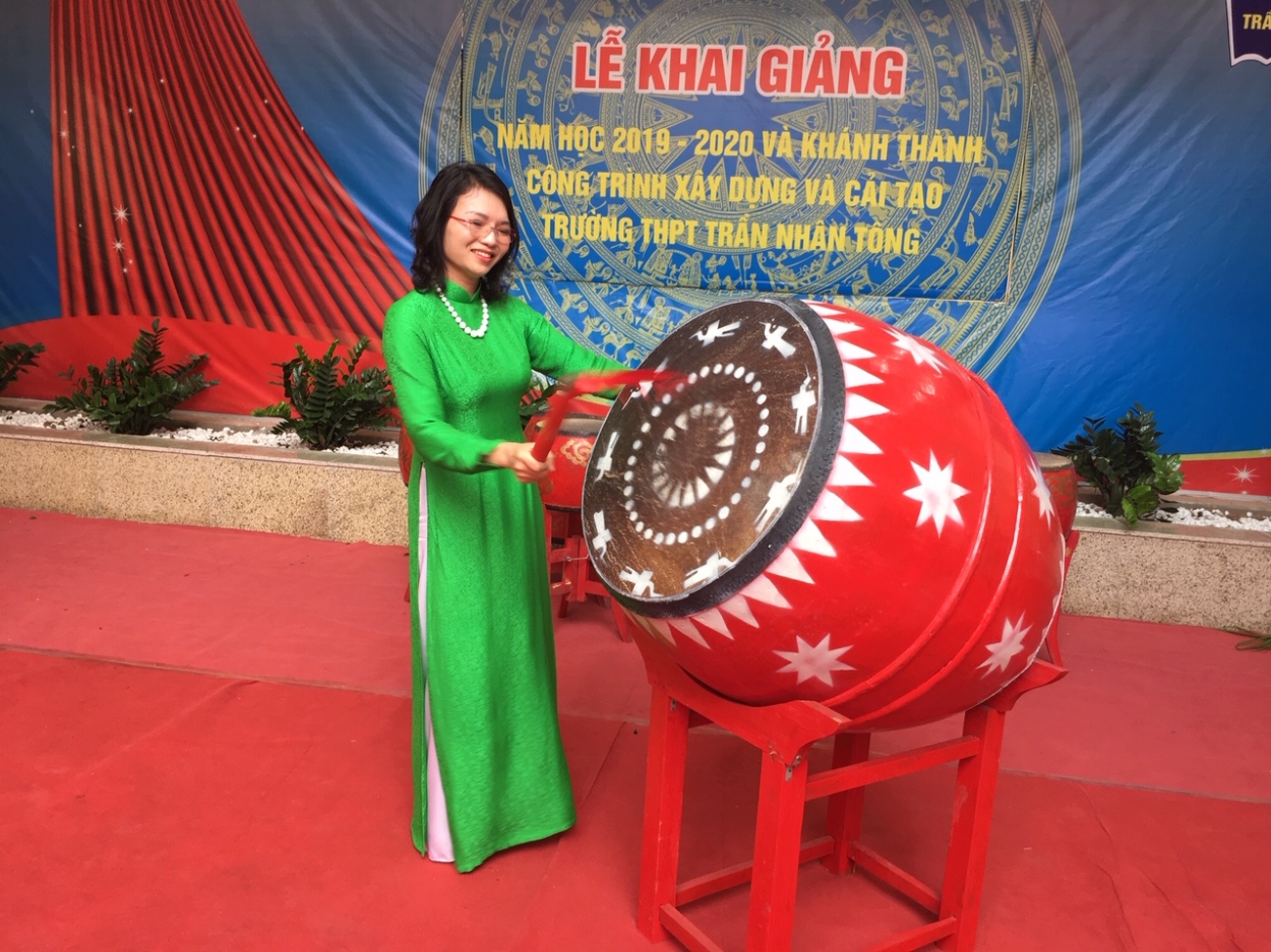 Cô Vũ Thị Hậu, Hiệu trưởng trường THPT Trần Nhân Tông đánh trống khai giảng năm học mới