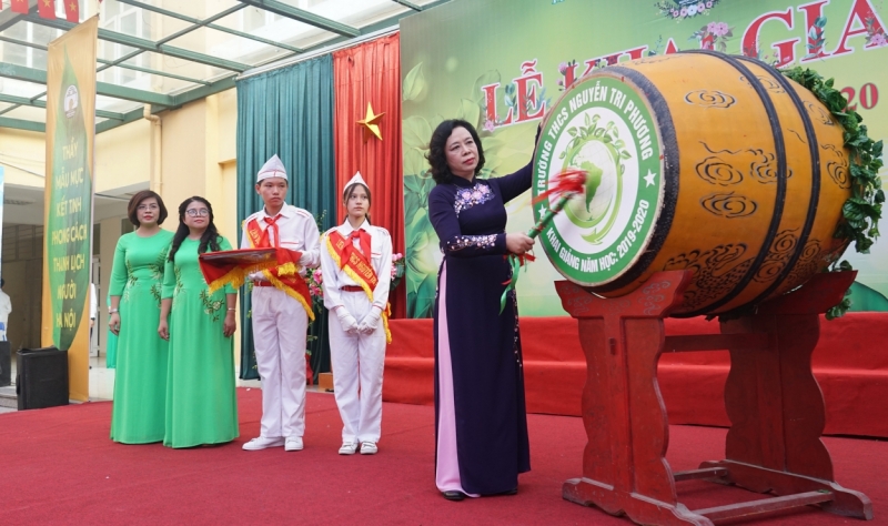 Đồng chí Ngô Thị Thanh Hằng, Phó Bí thư Thường trực Thành ủy Hà Nội đánh trống khai giảng năm học mới