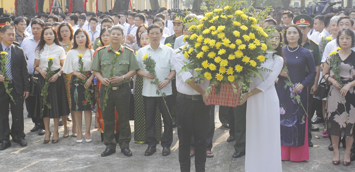 Thầy và trò nhà trường dâng hoa tại tượng đài Nhà giáo Chu Văn An