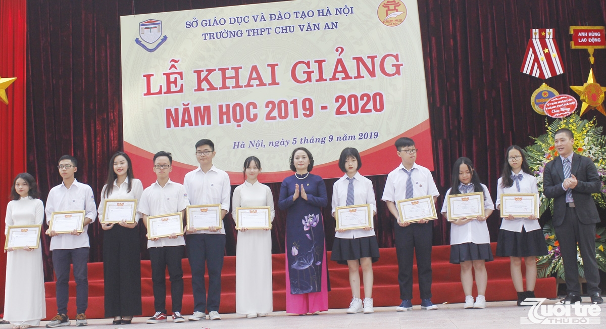 Gần 2.000 học sinh trường Bưởi – Chu Văn An hân hoan chào năm học mới