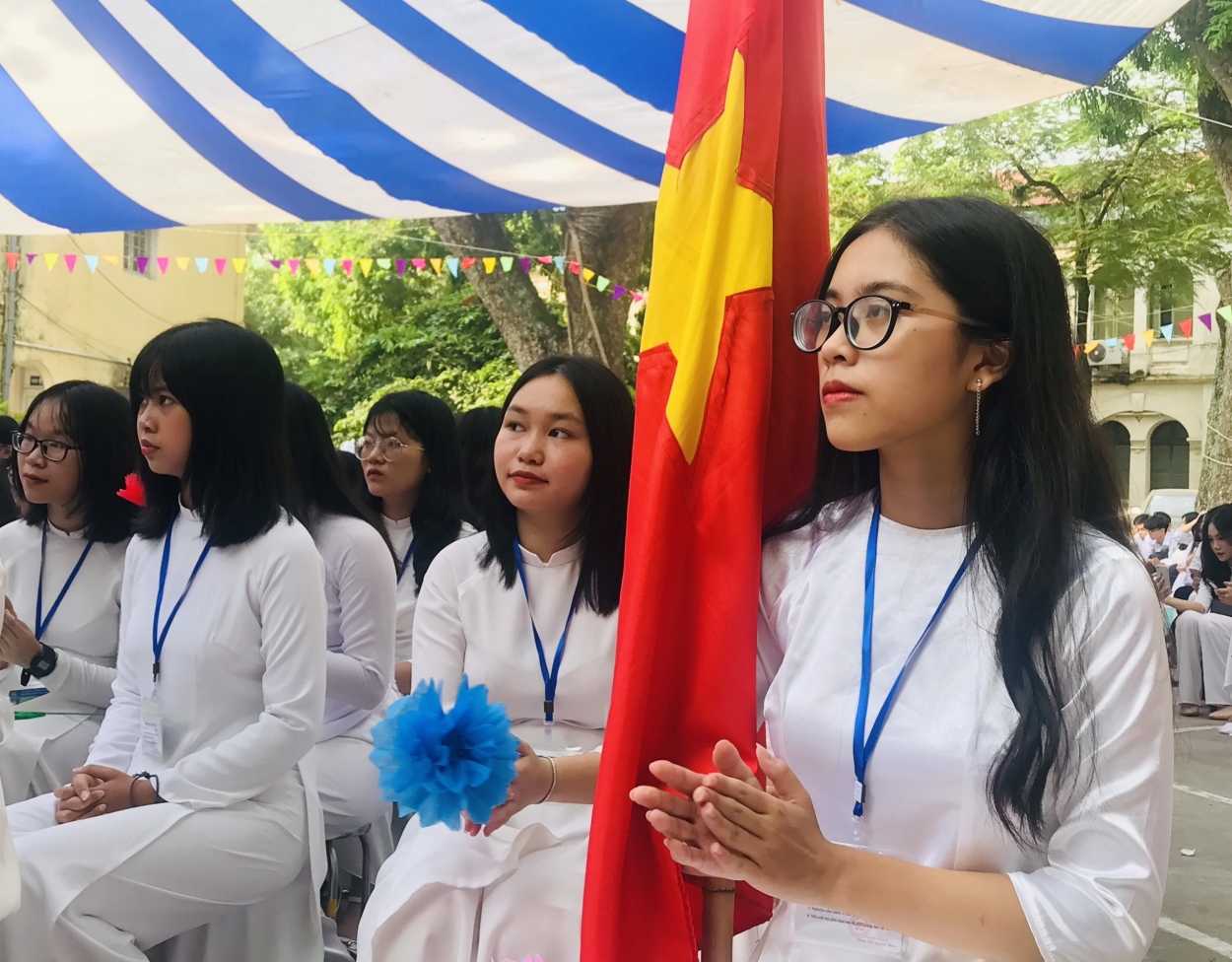 Nguyễn Phương Thư, học sinh lớp 10N1, Trường THPT Việt Đức hân hoan trong ngày khai trường đầu tiên tại ngôi trường cấp 3. Cô gái nhỏ chia sẻ: Được học tập trong một ngôi trường giàu truyền thống, các anh chị khóa trên đều thân thiện, bạn bè cùng khóa tốt bụng, đáng yêu, mình cảm thấy yên tâm và có thêm động lực học tập, rèn luyện”.