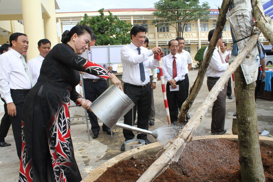 Chủ tịch Quốc hội Nguyễn Thị Kim Ngân trồng cây lưu niệm tặng nhà trường