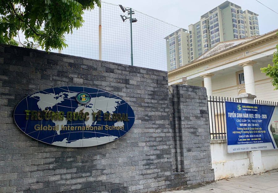 Biển tên ghi Trường Quốc tế Global, cạnh đó là biển quảng cáo tuyển sinh khiến nhiều người nhầm tưởng đây là ngôi trường có chất lượng đào tạo đạt chuẩn Quốc tế.