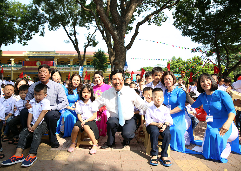 Phó Thủ tướng Phạm Bình Minh chung niềm vui ngày tựu trường với học sinh tỉnh Bắc Giang