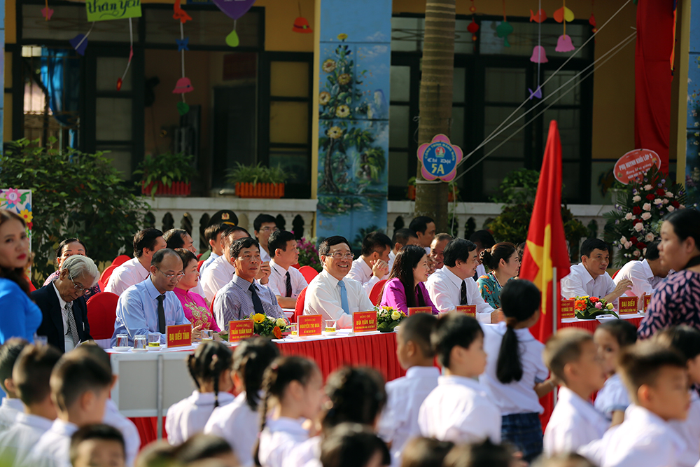 Phó Thủ tướng Phạm Bình Minh dự lễ khai giảng tại trường Tiểu học Thị trấn Thắng