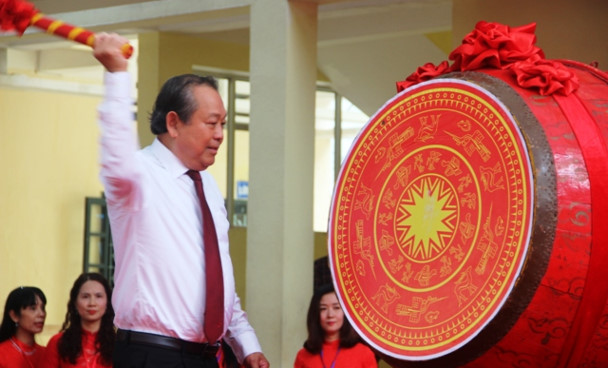 Phó Thủ tướng Trương Hòa Bình đánh trống khai trường tại Thanh Hóa