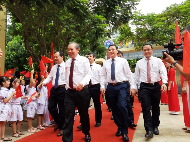 Phó Thủ tướng Trương Hòa Bình dự lễ khai giảng tại trường Tiểu học Hoàng Hoa Thám, tỉnh Thanh Hóa