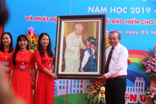 Phó Thủ tướng Trương Hòa Bình tặng bức tranh Bác Hồ với thiếu nhi cho nhà trường