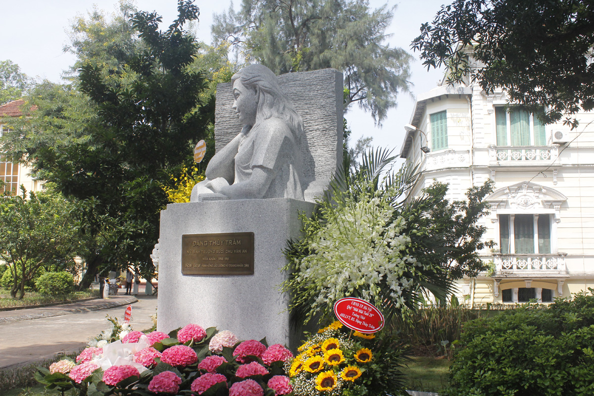 Tượng đài liệt sỹ Đặng Thùy Trâm – biểu tượng văn hóa của học sinh trường Bưởi