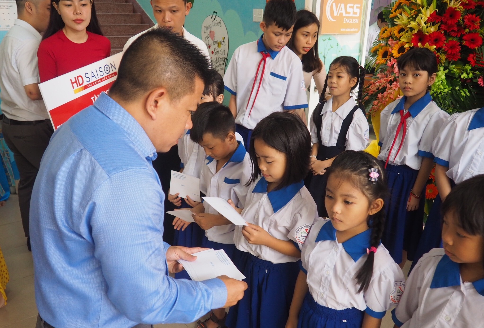 Học sinh trường tiểu học Lê Đình Chinh nhận tin vui từ công ty tài chính HD SAISON