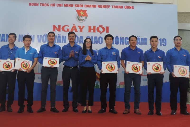 Đồng chí Bùi Quang Huy, Bí thư Trung ương Đoàn, Chủ tịch Trung ương Hội Sinh viên Việt Nam trao tài liệu tuyên truyền an toàn giao thông tới các đơn vị tham gia ngày hội