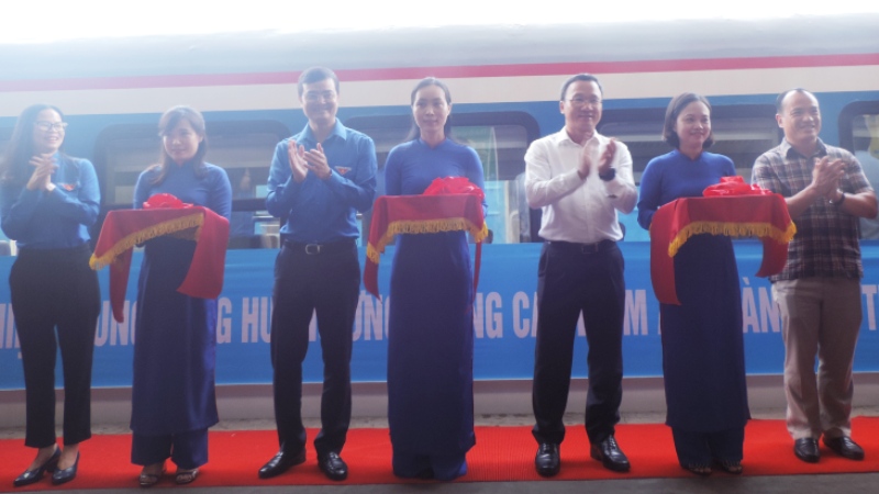 Cắt băng khai trương Đoàn tàu tuyên truyền an toàn giao thông