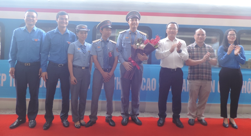 Các vị đại biểu tặng hoa tới đoàn viên, thanh niên tham gia đoàn tàu