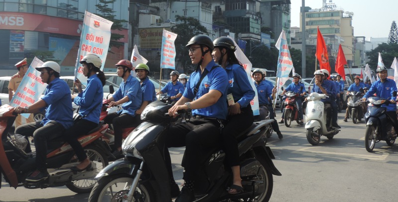 Tuổi trẻ Đoàn khối Doanh nghiệp Trung ương ra quân tuyên truyền về an toàn giao thông