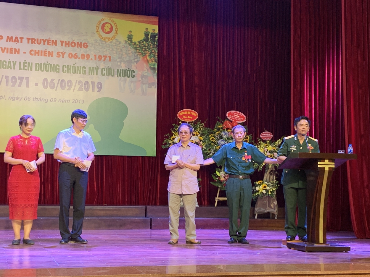 Thầy thuốc nhân dân Nguyễn Văn Khanh, Chủ tịch Hội CCB sinh viên 6971 và PGS.TS Nguyễn Minh Sơn, Chủ tịch Hội CCB trường Đại học Y Hà Nội tặng quà cho các thân nhân liệt sĩ