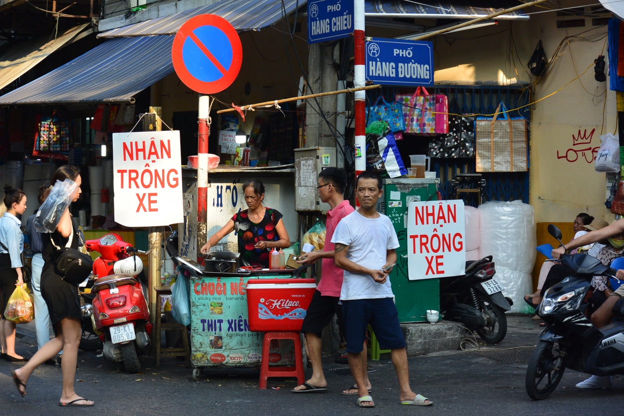 Dịch vụ trông xe tại điểm giao cắt giữa Hàng Chiếu - Hàng Đường