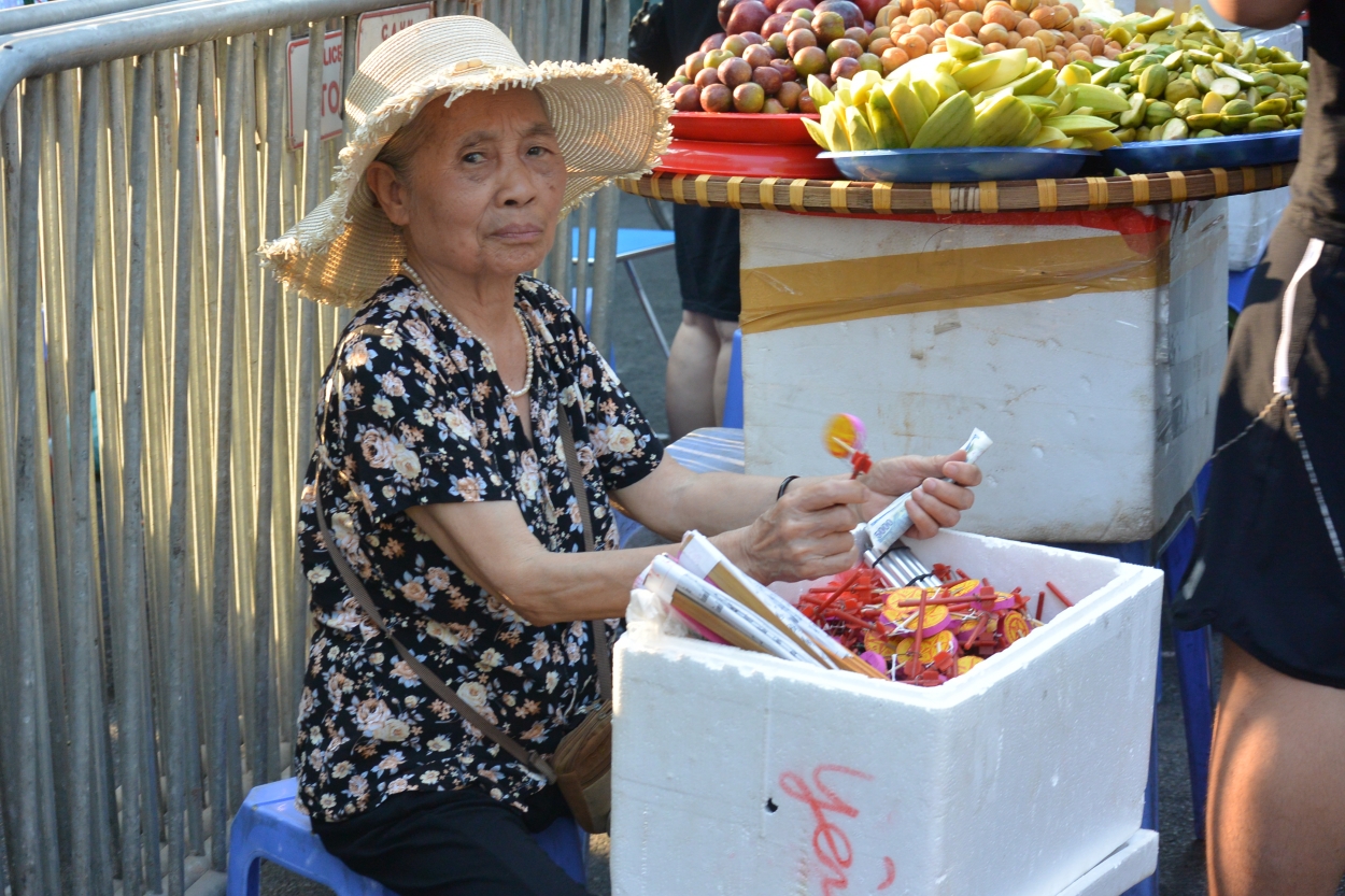 Vào mỗi dịp trung thu mặt hàng này lại có lượng tiêu thụ vượt trội, có ngày một người bán lẻ như bà cụ này có thể bán được 100 chiếc trống bỏi. Cũng theo bà, mỗi chiếc trống bỏi này phát ra một âm thanh khác nhau.