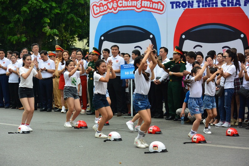 Hàng nghìn người đi bộ vận động toàn dân đội mũ bảo hiểm cho trẻ em