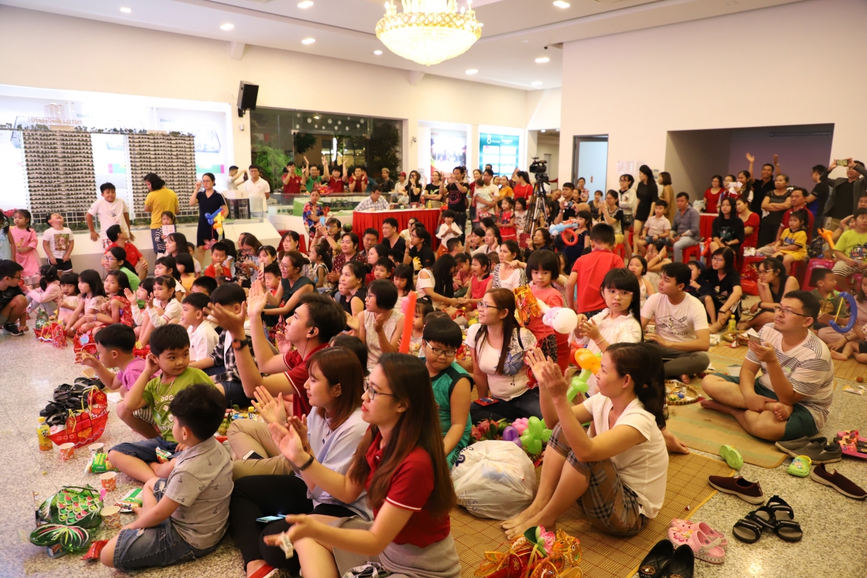 Hơn 150 em nhỏ tham gia đêm rước đèn Trung thu tại hội trường chung cư Diamond Lotus Riverside