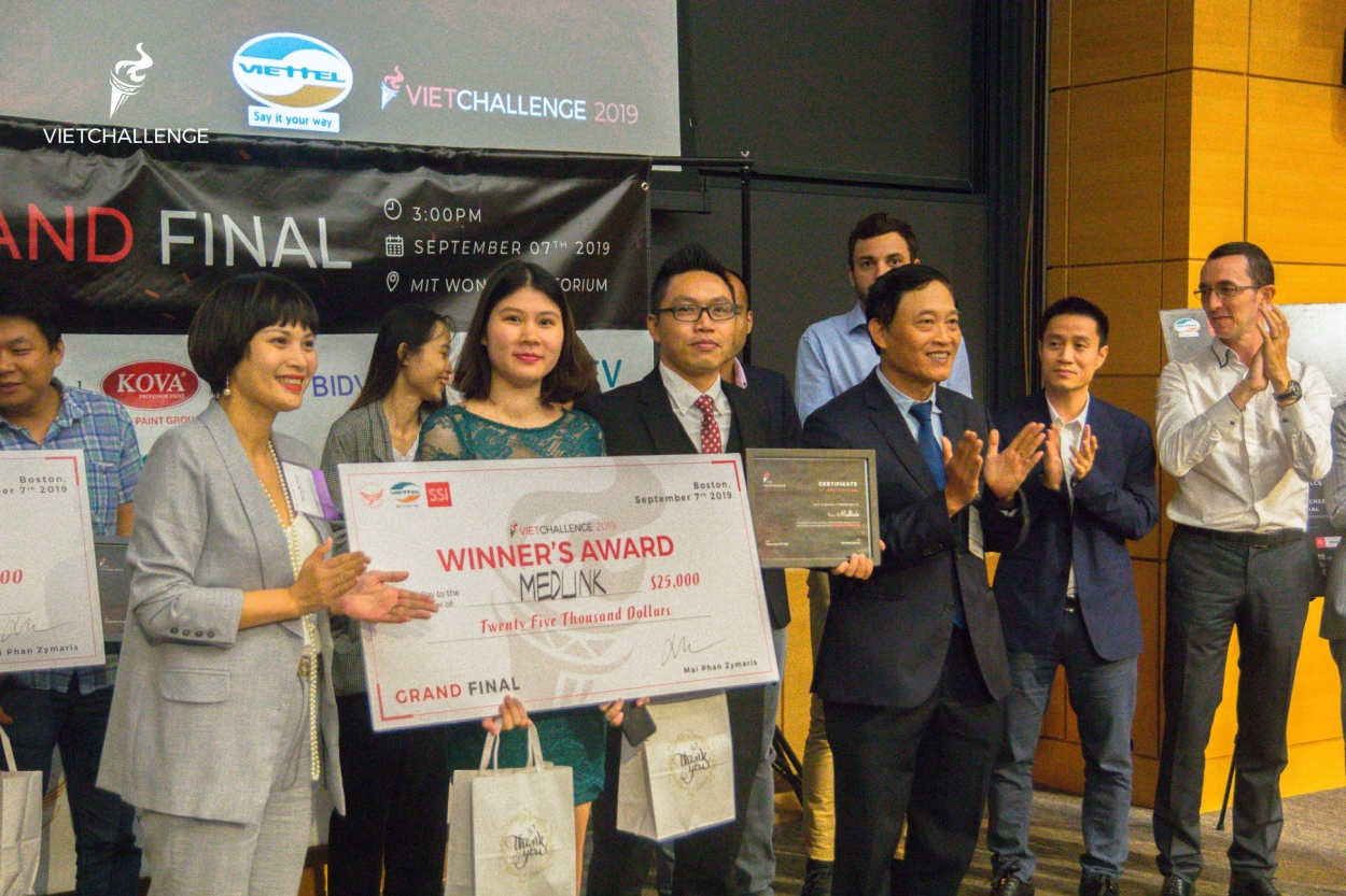 Medlink – Đội thi xuất sắc đạt giải Nhất Thử thách khởi nghiệp Việt toàn cầu VietChallenge 2019 nhận phần thưởng từ Bộ Khoa học và công nghệ và Viettel