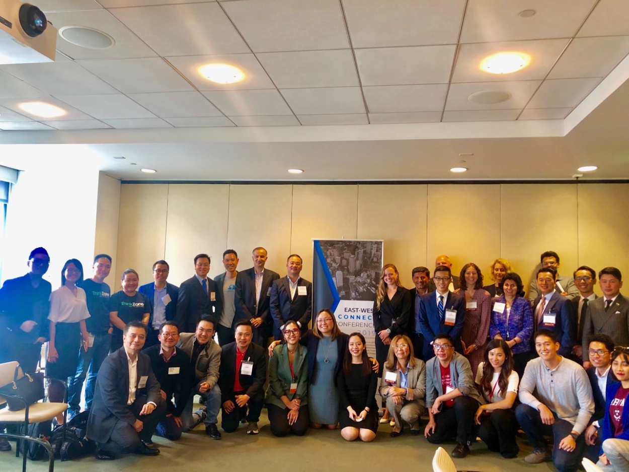 Các đại biểu tham dự Hội thảo Kết nối Đầu tư Đông – Tây tại Văn phòng luật Foley Hoag, Boston, Hoa Kỳ