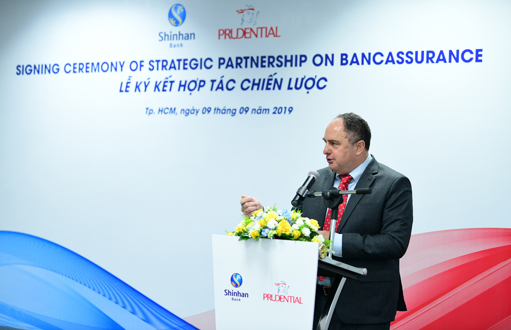 Ông Clive Baker -Tổng Giám đốc Prudential Việt Nam, chia sẻ tầm quan trọng của kênh bancassurance đối với Prudential Việt Nam.