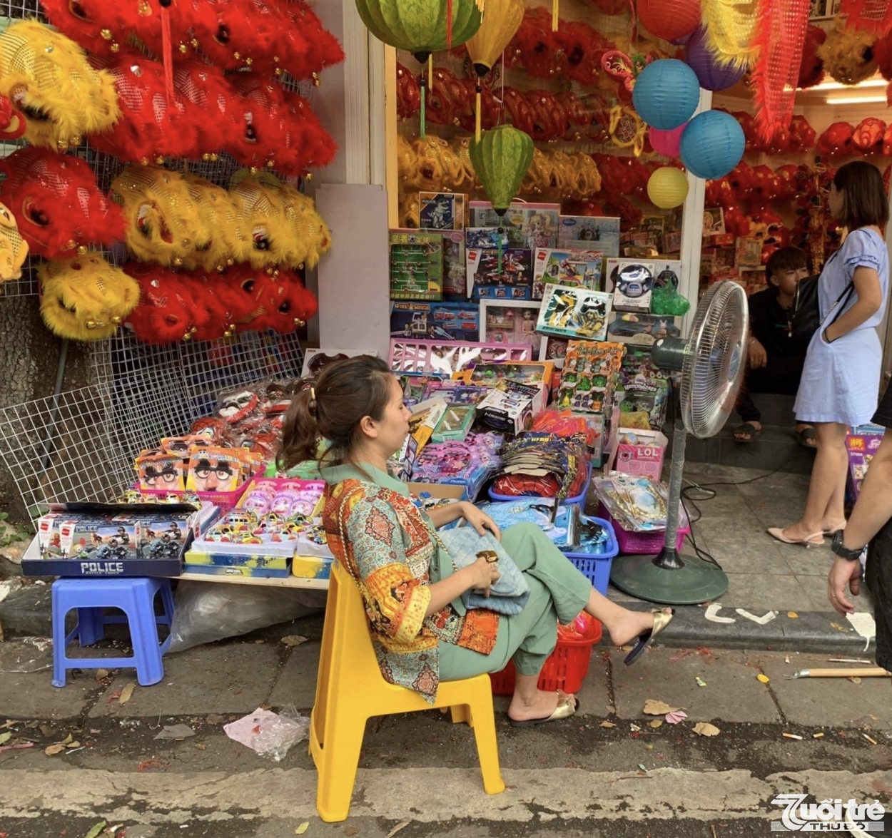 Đồ chơi trẻ em không rõ nguồn gốc được bày bán công khai trên các đường, tuyến phố Hà Nội