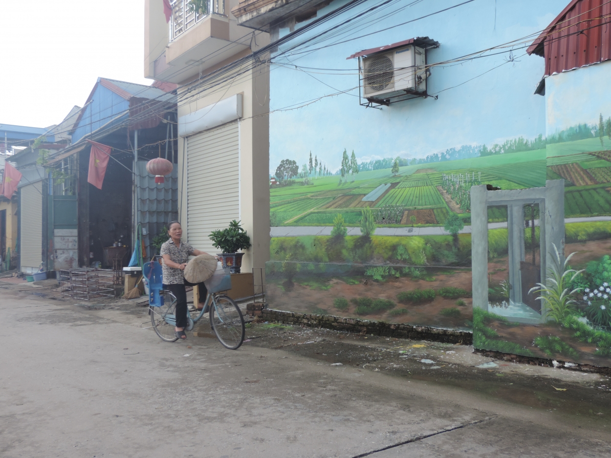 Những bức tranh tường không chỉ điểm tô cảnh vật làng quê, quảng bá sản phẩm nông nghiệp mà còn nâng cao ý thức giữ gìn môi trường cho người dân