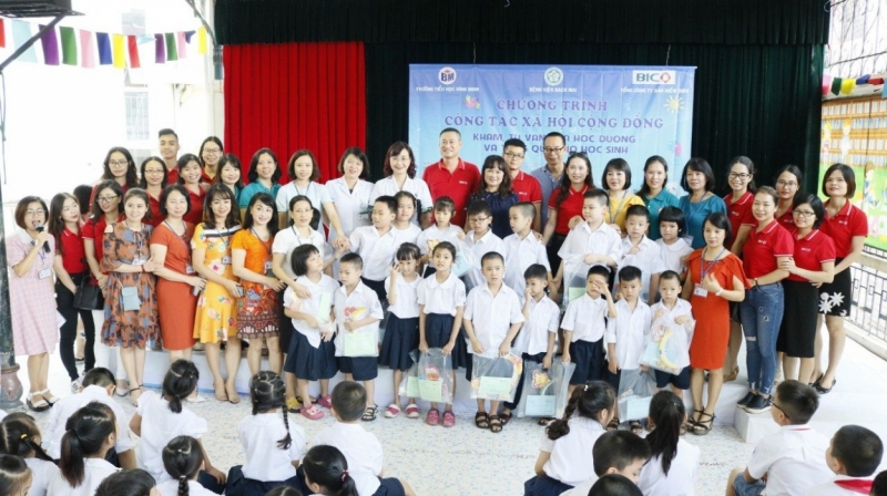 Phòng CTXH BV Bạch Mai tặng 400 suất quà cho toàn bộ học sinh của trường Tiểu học Bình Minh