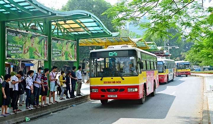 Xe buýt đón trả khách tại trạm trung chuyển Long Biên (Hà Nội)